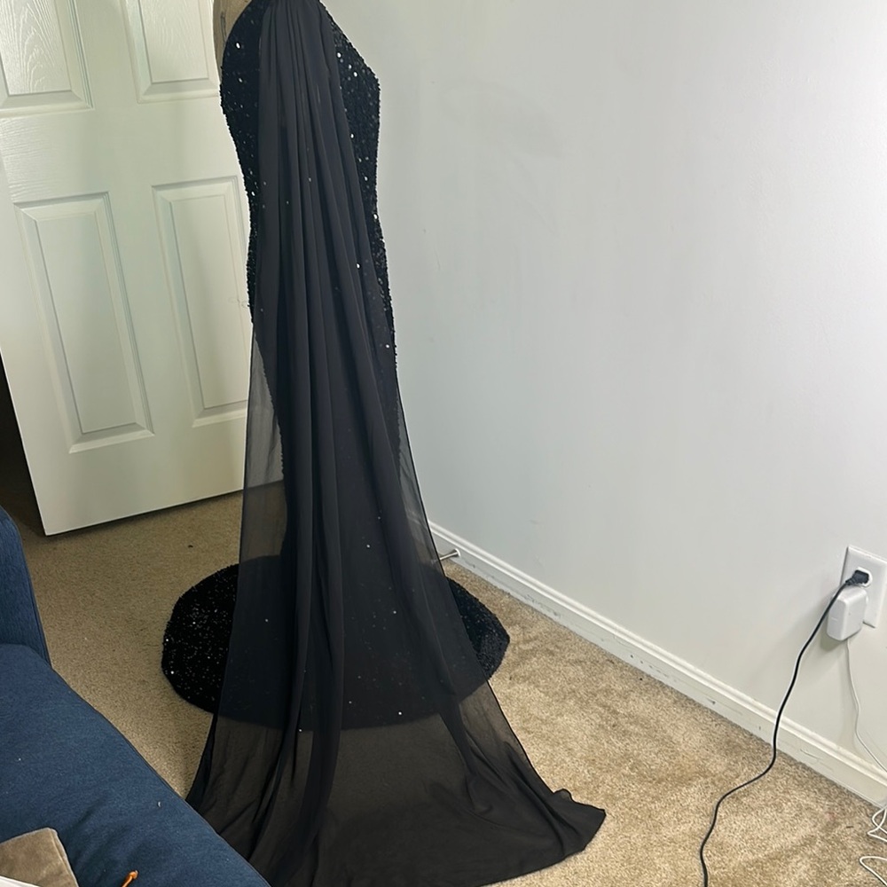 Elegant Black Sequin Gown - Picture 4 of 6